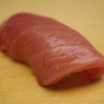 鮨 あらい - 口に放り込んだファーストタッチは醤油に帯びる仄かな塩気の浸透とシャリから心地よく醸す酸味は、咀嚼で同化するほどに見事なる旨さを炸裂！！ 
      鮨あらいが誇る鮪のポテンシャルの高さをいきなり魅せつける。