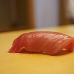 鮨 あらい - ◇中トロ
      入店するとすぐに柵から切り落とされると常温に戻すように置かれ、すぐさま握る挨拶代わりの一貫目。