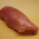 鮨 あらい - 血合いらしい穏やかな酸味と甘みが両立し、噛むほどにライトな旨みへとシャリが導き、そして満ちる。