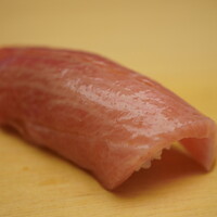 鮨 あらい - 脱水されたかのようなじっとりと放つミルキーな旨味。醤油由来のコクを滞留させながらシャリの酸味で醸し上げると、必然的に抑えきれない旨さに！
                    口どけても尚あと引く味わいに満ちる至極の一貫。