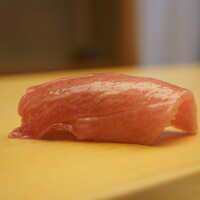 鮨 あらい - ◇霜降り
                    薄い切り付けは鞍掛けのように重力にしなるフォルム。