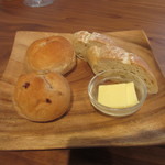 Saisonnier - 自家製パン、バター付き
      レーズンと赤ワイン、ライ麦