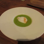 セゾニエ - グリーンピースのスープ、海老のラヴィオリ