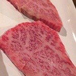 炭火焼肉 粋牛 - トモサンカク