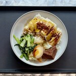 金菊雞肉飯 - 金菊雞腿飯 NT＄120