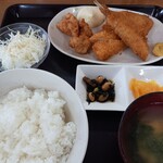 もつ煮ショップ - ミックスフライ定食の全容♪