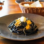 フィーコディンディア - イカ墨のスパゲッティ 生ウニと自家製リコッタチーズのせ