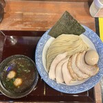 麺や而今 - 京小麦の醤油つけ麺・300g（1400円）＋ミックスチャーシュー（400円）＋半熟味付け煮卵（150円）