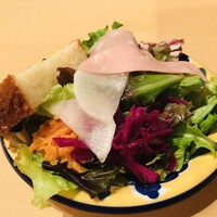 トラットリア ラ グロッタ - 前菜サラダはボリューム感あります