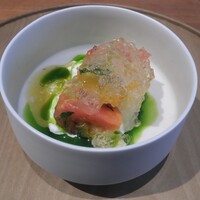しろ - ブッラータを敷いてトマトとキンカン。トマトの酸味とキンカンの甘み。