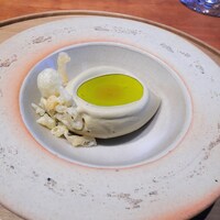 しろ - 器に見えるのはふきのとうを冷たいジェラードにして、中はオリーブオイル。香り満点で斬新な一品。もちろん味もよし。