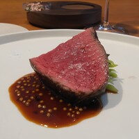 しろ - 甘みと旨さたっぷりに焼き上げたイチボ和牛。