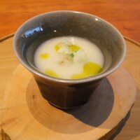 しろ - 新タマネギのスープ。さっぱりと、でも素材の味わいはしっかりと。