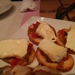 タヴェルネッタ・ダ・キタヤマ - ピオモンテ産ロビオーラチーズとペペロナータのクロスティーニ
