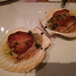 タヴェルネッタ・ダ・キタヤマ - 殻つきホタテのスペックバターのせ焼き