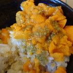 うに むらかみ - 利尻産蝦夷馬糞雲丹の塩水雲丹丼に山葵醤油をかけて