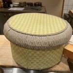 鮨 福原 - シャリが入っているお櫃　畳屋さんに特注で作って貰ったのだとか