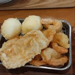 武蔵野うどん 澤村 - かしわ天、小エビ盛り、半熟卵天