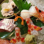 旬味 いやさか - 刺身盛り。既に赤身が切れて残念。どれも抜群。