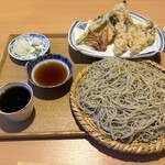 蕎麦 ほまれ - いも天、えび天、アスパラ、レンコン、飾り包丁が入った茄子天、舞茸に加え、タラの芽が入った天ぷら