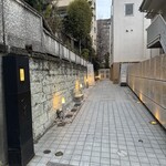 鉄板焼 吉 - 店へのアプローチ