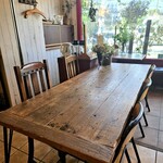 ル・シュクレクール - イートインスペース　1人席と2人席と5人席があります