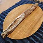 ル・シュクレクール - バトンブランシェ。お店の説明が面白いです→｢クルミ・ヘーゼルナッツ・カシューナッツをはちみつでデロデロな生地で代でつなぐようなパン。というか棒｣