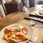 ル・シュクレクール - イートインのクレープ。季節のクレープ いちご