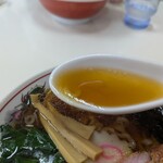 手打中華 すずき - 澄んだスープ