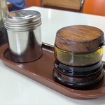 手打中華 すずき - 卓上調味料はコショウとラー油