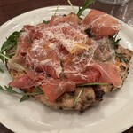 ピッツェリア ファッブリカ 1090 - 生ハムとルッコラのピッツア