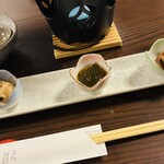 弐乃雪屋 - 前菜「鮪時雨煮」「もずく酢」「自家製南蛮漬け」