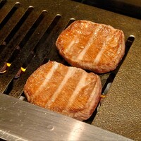 肉亭ふたご iki 新宿店 - 黒毛和牛特選タン志を焼き
