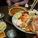 海庵 勇魚 本店 - 長野産の厳選された味噌を秘伝の出汁に溶かし、いよいよ栄光鍋のスタート。