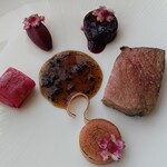 フィリップ・ミル 東京 - 黒毛和牛　ビーツとマンゴーのチャツネ　トリュフ香るジュ・ソース