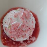 フィリップ・ミル 東京 - 苺のマルムラード　バターミルクのクリーム　フィユタージュのキャラメリゼ