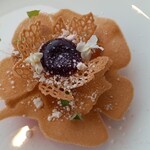 フィリップ・ミル 東京 - 桜の花のミルフィーユ　ガボットのアクセント　 ピスタチオクリーム　さくらんぼの マルムラードと紅茶の香り