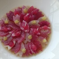 フィリップ・ミル 東京 - 桜のペタル　ズワイ蟹とサワーヨーグルト　リュバーブのクーリ