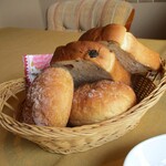 Gin no Terrace - 核桃葡萄干面包和小麦胚芽面包。