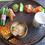 Gin no Terrace - 早餐拼盘：温泉蛋焗烤。培根卷绿芦笋。咸派。香肠。蘑菇。洋葱香草面包屑烤。烤番茄上放有拉塔图伊。腌菜：芦笋、洋葱、胡萝卜、猕猴桃、莲藕、红黄彩椒、蕨菜、意大利青瓜。水果酸奶。以精美的单盘形式呈现。