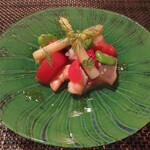 Gin no Terrace - 沙拉：白芦笋、春季蔬菜和水果（番茄、蚕豆、草莓、猕猴桃、红薯），搭配虾、萤火虫鱿鱼、章鱼、金枪鱼刺身、鲷鱼和扇贝，色彩丰富的“海鲜沙拉”。