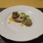 Gin no Terrace - 主菜 鱼类料理：小鲷鱼上放有鱿鱼、 zucchini、拉塔图伊，点缀以莳萝，底下铺有白茄子。