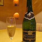 Gin no Terrace - DE CHAZELLE BRUT 起泡酒（ドゥ・シャゼル ブリュット 起泡酒）瓶装 3,700日元（含税）。
