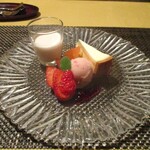 Gin no Terrace - 甜点：草莓冰淇淋、奶酪蛋糕、樱花布丁上装饰有草莓、猕猴桃、红宝石葡萄柚和菠萝。♪♬