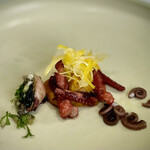 ウシマル - 九十九里産マダコ。煮だこは柔らかな食感。自然農法人参ピューレは甘く白菜のピクルスと金柑の生食感が新鮮でした。