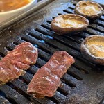 焼肉 茂門 - ハラミ、肉厚しいたけ（1皿4つ）