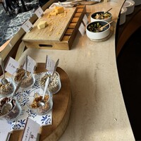 ザ・カフェ - サラダトッピングがナッツはじめ多彩