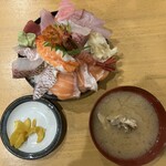 海鮮･寿司処 大漁 - 原価丼　あら汁　漬物