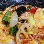 旨辛タンメン 荒木屋 - 違い。にんじん、タケノコ、ニラが入っていない。
小松菜、レンコン、モツ入り( ^ω^ )
いつもゴモミを辛増しで食べているせいか、大辛でも控えめな辛さに感じた。ちなみに唐辛子マークで表すと10らしい。