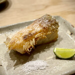 すしやのたい悟 - 甘鯛松笠焼き。パリパリの鱗の食感が病みつきになります。塩とカボスが合う〜(*ˊ˘ˋ*)｡♪:*°